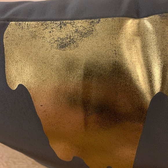 Gold drip accent pillow - Picture 4 of 5